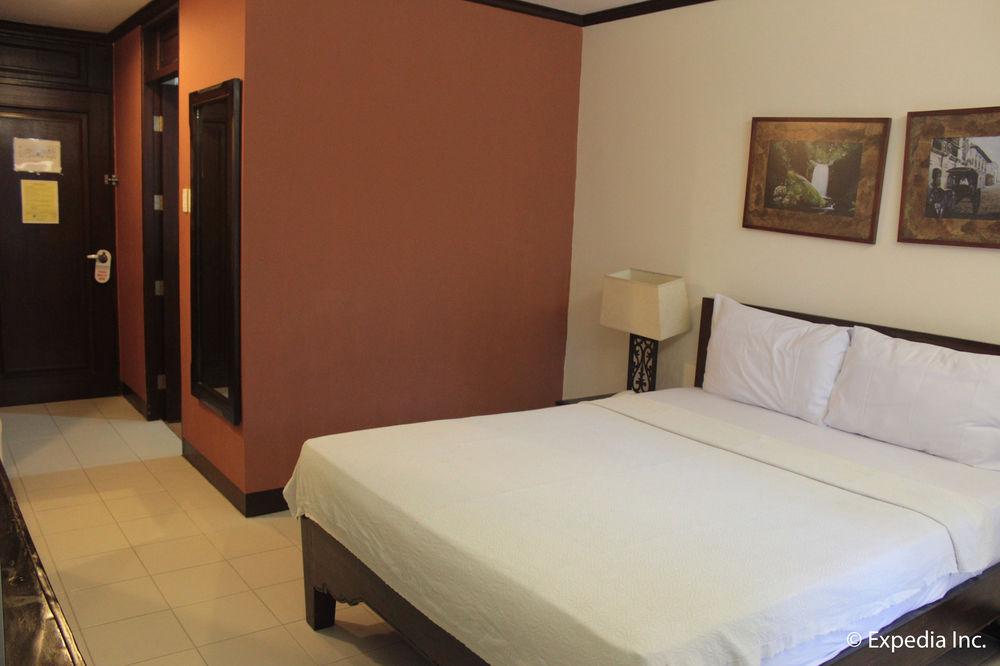 Ilocos Norte Hotel & Convention Center Laoag Bagian luar foto